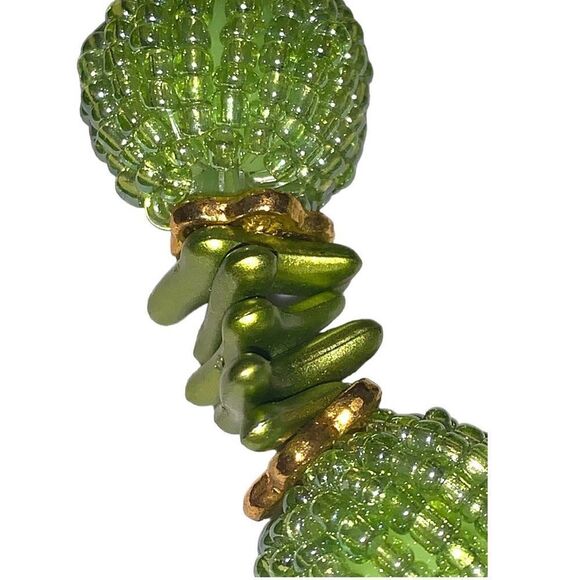 Green Glass beaded stretch bracelet gold flower bead caps green metallic chips - Picture 4 of 5
